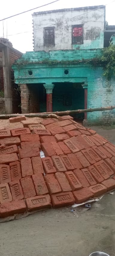 Broken Desks in 8JVC+J3, Sher, Bihar 841407, India – reported issue