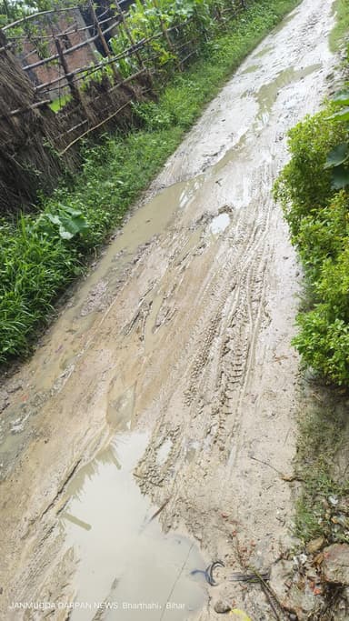 Broken Roads in H3MQ+HC Bharthahi, Bihar, India – reported issue