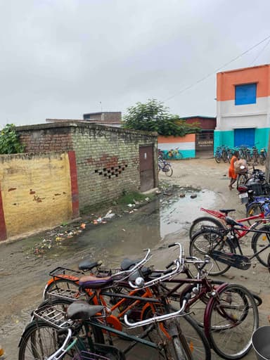 Broken Desks in Baikunthpur, Gopalganj, BR, India – reported issue
