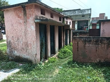 Broken Desks in 98FF+PQ5, sabeya Road, Mirganj, Barua Kapar Pura, Bihar 841438, India – reported issue