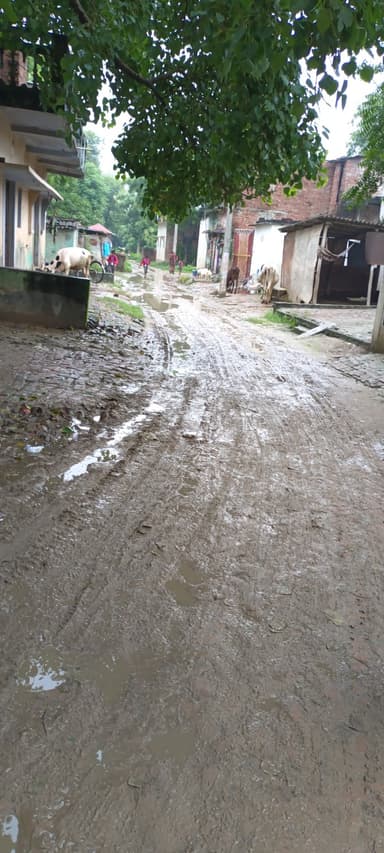 Broken Roads in GXJM+427, Pakri, Bihar 274404, India – reported issue