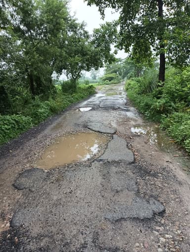Broken Roads in G5FR+Q22, Nirpat Chhapr, Batar Choraha, Bihar 841441, India – reported issue