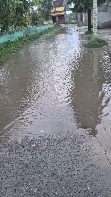 Broken Roads in F6HP+M55, Bathua - Shyampur Rd, Bathua Bazar, Bihar 841425, India – reported issue