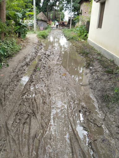 Broken Roads in CWXJ+GQ Chhathianw, Bihar, India – reported issue