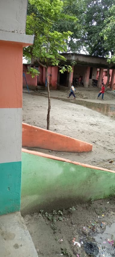Broken School buildings in 8J9F+PH8, Jalalpur, Bihar 841407, India – reported issue