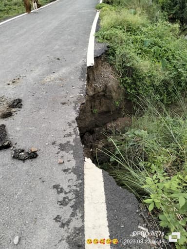 Garbage Problem in FC4G+C54, Bridge, near Turkahan, Gopalganj, Bihar 841428, India – reported issue