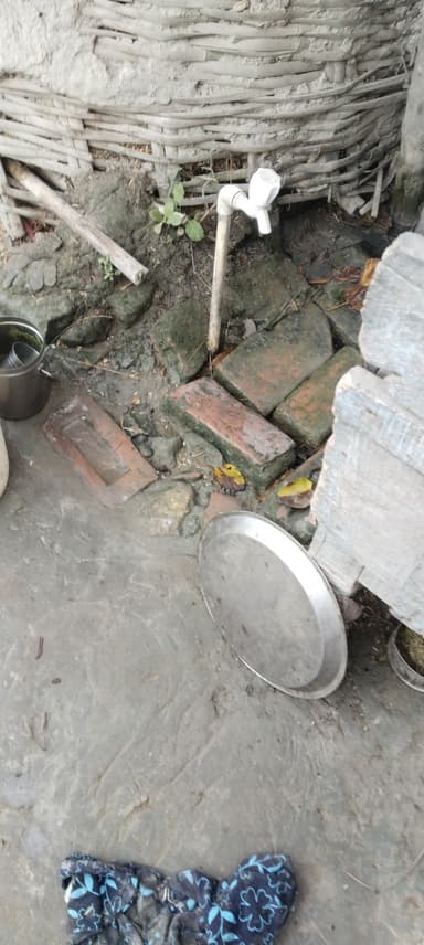 Sewer overflowing in 6RP9+QMR, Sonbarsa, Bihar 841413, India – reported issue