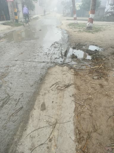 Sewer overflowing in FFQC+69C, Gopalganj, Manikpur, Bihar 841428, India – reported issue