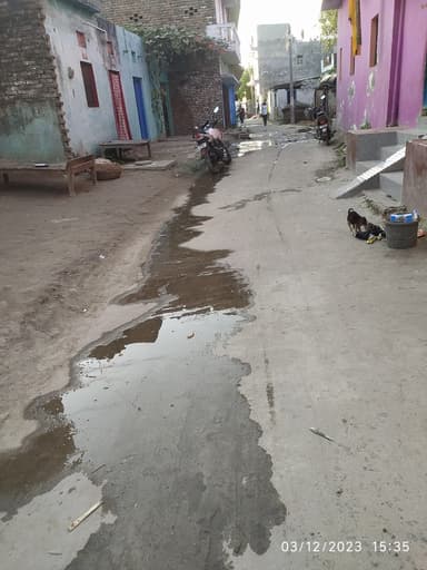 Sewer overflowing in CJH8+7R7, Sarafra, Bihar 841405, India – reported issue