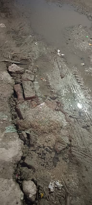 Sewer overflowing in CC32+J5X, Gawandari Fakirana, Bihar 841440, India – reported issue