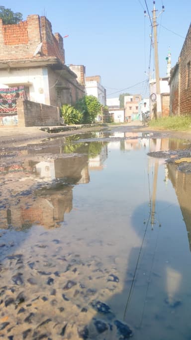 Sewer overflowing in H7WX+55W, Bihar 841503, India – reported issue