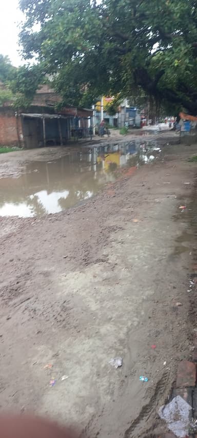 Sewer overflowing in F9XQ+572, Konhwa, Bihar 841505, India – reported issue