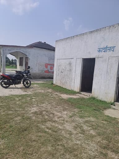 Broken School buildings in G8JF+XM Belwa Tiwari, Bihar, India – reported issue