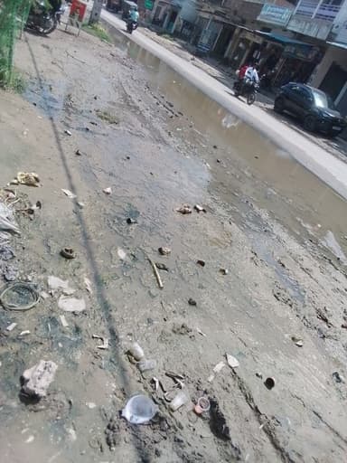 Sewer overflowing in FCFV+P24, Yadopur Rd, Ward 7, Gopalganj, Bihar 841428, India – reported issue