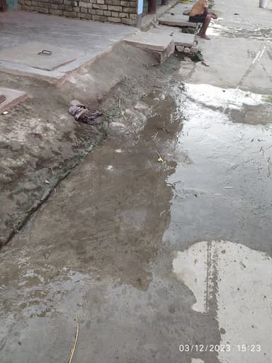 Sewer overflowing in CJH8+584, Sarafra, Bihar 841405, India – reported issue