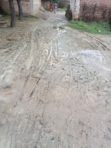 Sewer overflowing in G26F+4M7, Dumrauna, Bihar 841508, India – reported issue