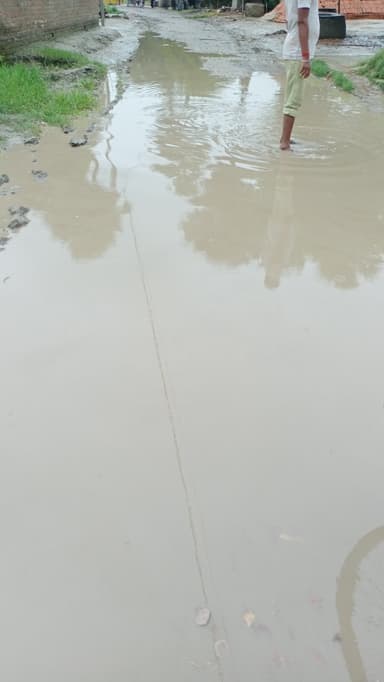 Water logging in 9JHJ+R3, Khajuria, Bihar 841437, India – reported issue