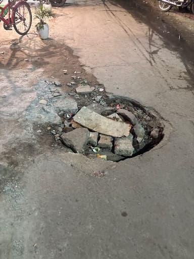 Open Manhole in F-14/14, near Subway Model Town Delhi, Model Town Phase 2, Pocket E, Phase 1, Gujranwala Town Model, New Delhi, Delhi, 110033, India – reported issue