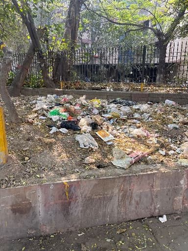 Garbage Problem in 1444, Jawaharlal Nehru Marg, Kamla Market, Ajmeri Gate, New Delhi, Delhi, 110002, India – reported issue