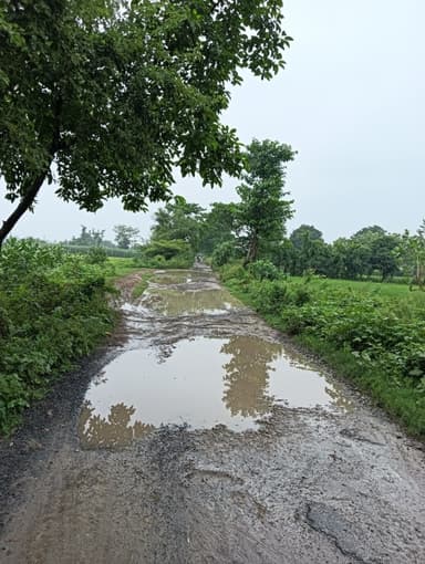 Broken Roads in G5GW+CR6, Mahathwa, Bihar 841441, India – reported issue